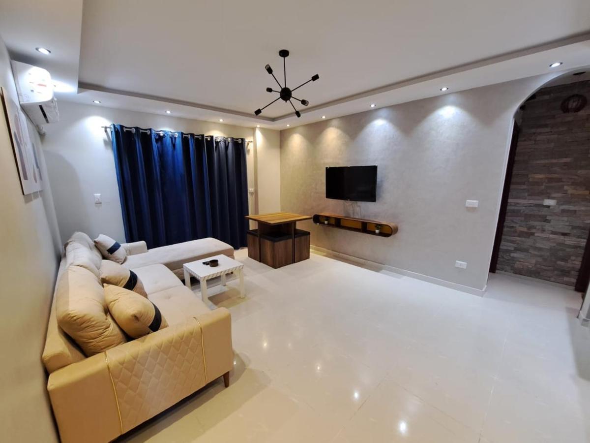 Apartment 4 *
